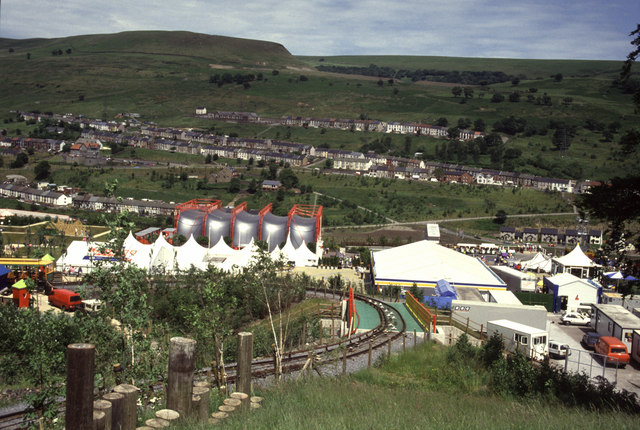 Between May and October 1992, an estimated 2 million people made a pilgrimage to the former site of a vast steelworks in the post-industrial town of Ebbw Vale.They came for a massive cultural festival, a celebration of Wales' green spaces… and the last of its kind.THREAD 