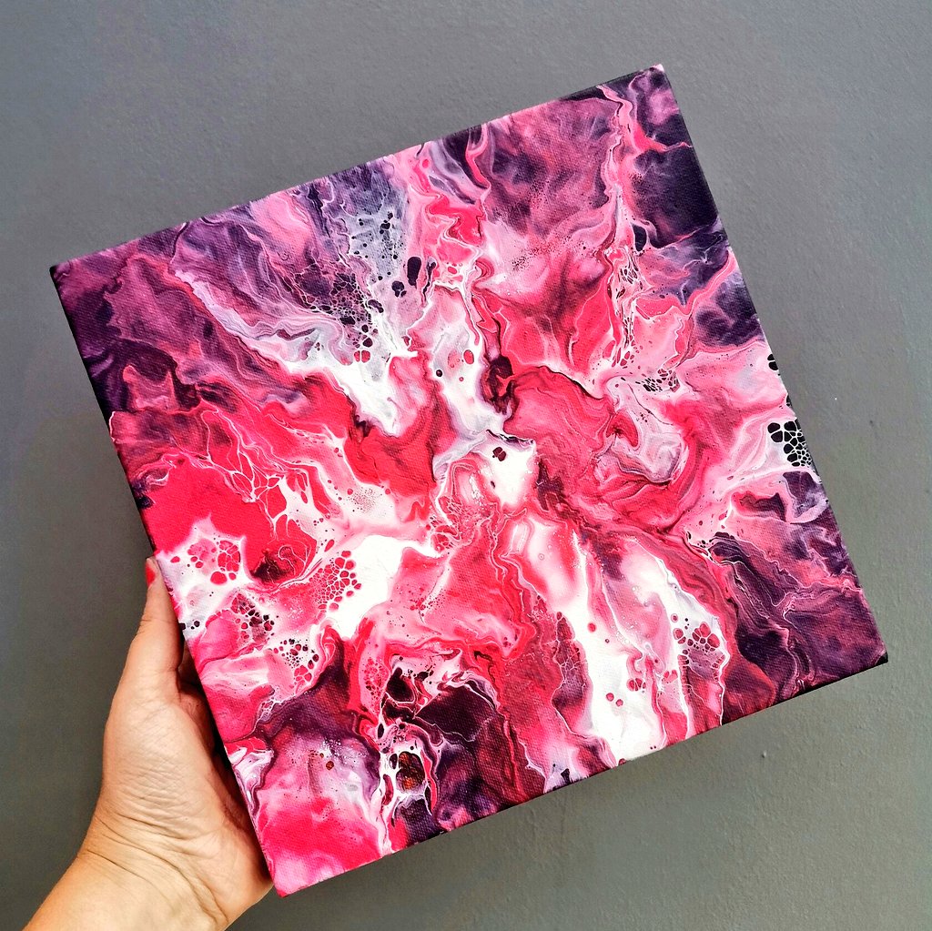 Twittartists's tweet photo. Tina Hunter @TinaHunterArt's abstract, psychedelic fluid art is mesmerisingly beautiful. An electric mix of acrylic colours, elements, skill and imagination. https://t.co/1CXSeTpt5C