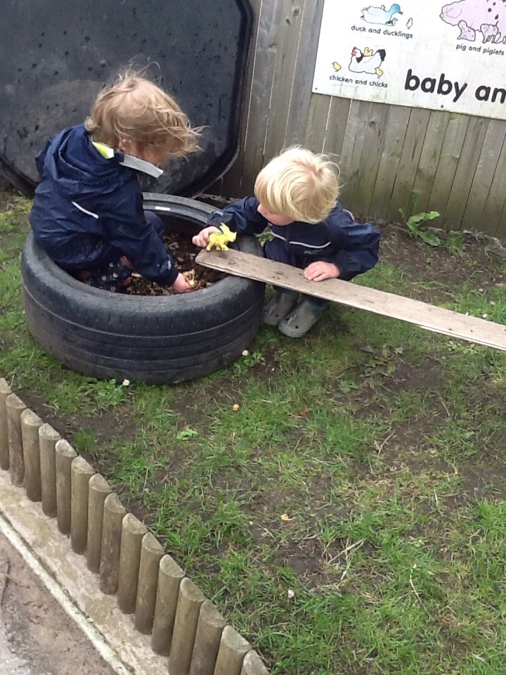 Ashbridge2to3's tweet photo. Ladybirds have had such a fantastic morning playing outside.#dinosaurs #paintfun #imagination @ashbridgeschool https://t.co/4l89QrGKrG