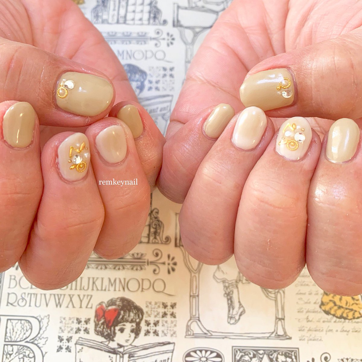 Uzivatel Sally Na Twitteru アイボリーとベージュの組み合わせ とってもナチュラルカラーで馴染み良い感じです ゴールドパーツが映えます アイボリーネイル ベージュカラー 短めネイル ゴールドパーツ
