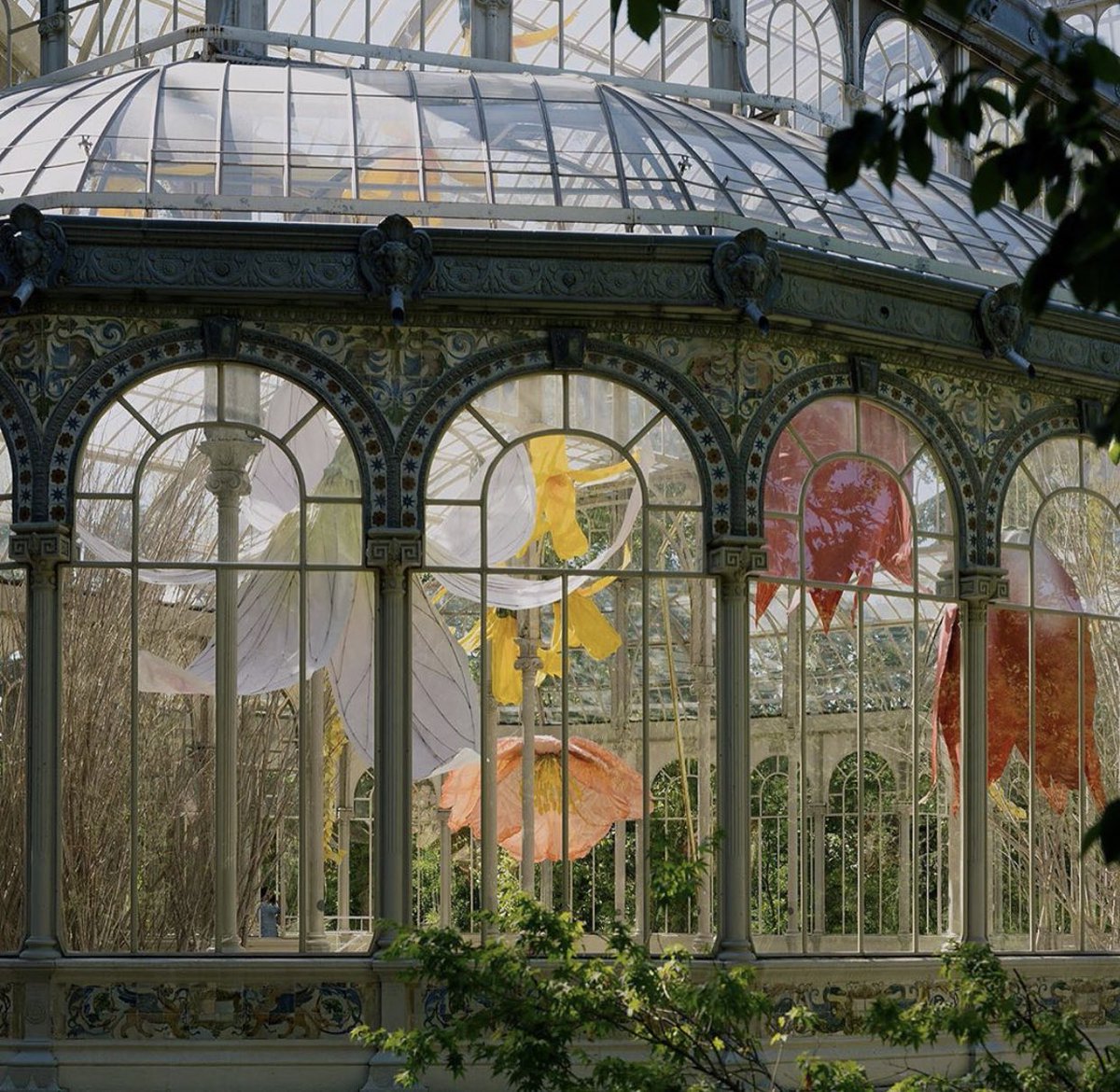 BuArena's tweet photo. A partir de hoy puede verse en el Palacio de Cristal una exposición de Petrit Halilaj comisariada por el Museo Reina Sofía. Flores y elementos naturales gigantes. El artista se enamoró del sitio cuando lo visitó hace tiempo. NORMAL. Tengo unas ganas locas de ir. https://t.co/aFf4bj9g7R