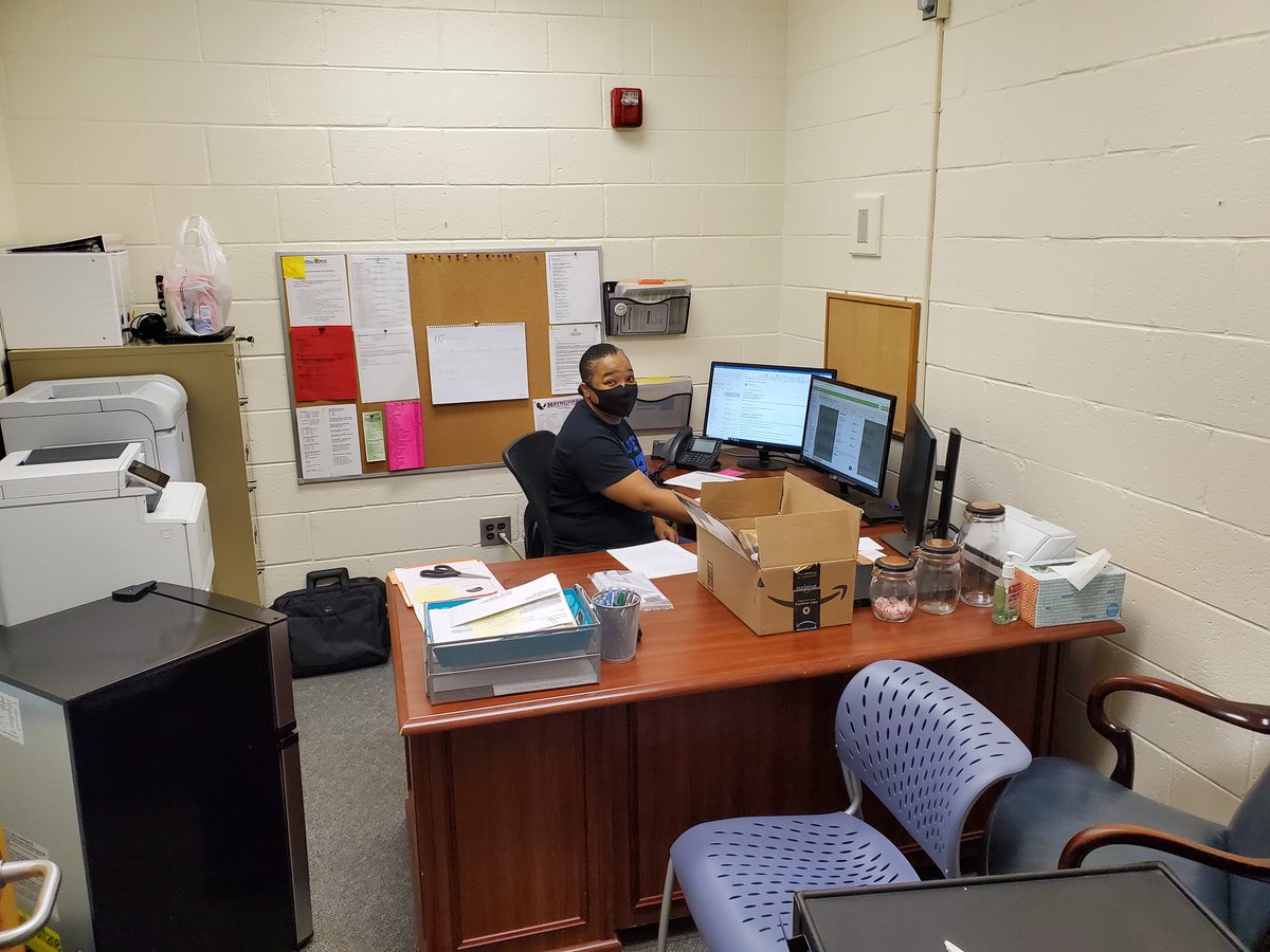 JD_HBMS_AP's tweet photo. Shout out to our *brand new* data clerk, Tia MacLagan! She's working so hard she hasn't even had time to unpack and set up her office. Hats off to all the data clerks! We couldn't do it without you (nor without the awesome support from SI ❤)@HBMSLeadEagle @HBMS_AP @DeDuonniFCS https://t.co/whjaa6FJBN