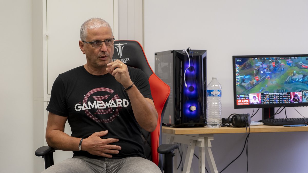 GameWardTeam's tweet photo. Séance de respiration avec notre coach mental @FredVergnas

Apprendre à gérer son souffle et maîtriser la méditation pour mieux contrôler son champion.

Tu fais ça toi ? https://t.co/XeDVNrPJFk