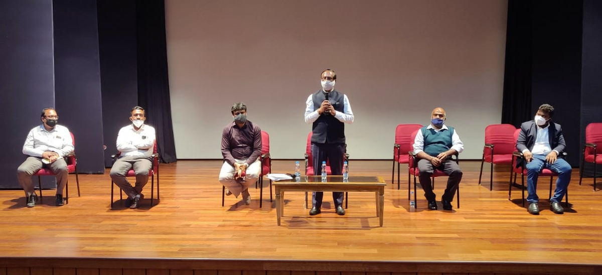 GBAChiefComm's tweet photo. This week there has been a lot of sadness at BBMP as we lost some of our staff due to #COVID19. Met Dasarahalli &amp; Yelahanka zone officers &amp; staff today to boost their morale. This is the time for all of us to stand together as #Bengaluru citizens are expecting a lot from #BBMP. https://t.co/rtgxgIq40A