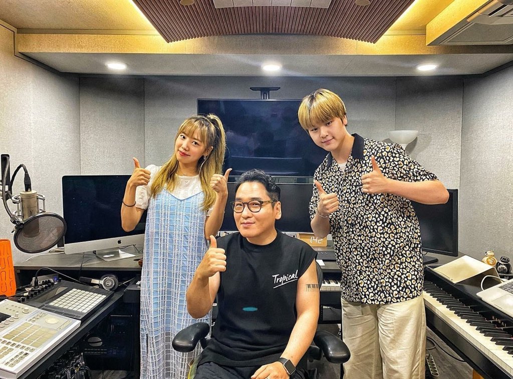 bae173arg's tweet photo. [INSTAGRAM] 200709

Actualización del productor y compositor Yoon Ilsang junto a Dohyon y Namjoo (Integrante de Apink)

“Llenos de encanto Namjoo, Dohyon + @“

Cred: ilsang
Trad: H&amp;D Argentina

#HnD #MBKBOYS
#이한결 #LEEHANGYUL
#남도현 #NAMDOHYON
#SOULMATE #SOUL #GOODNIGHT https://t.co/hgvwiRsm3N