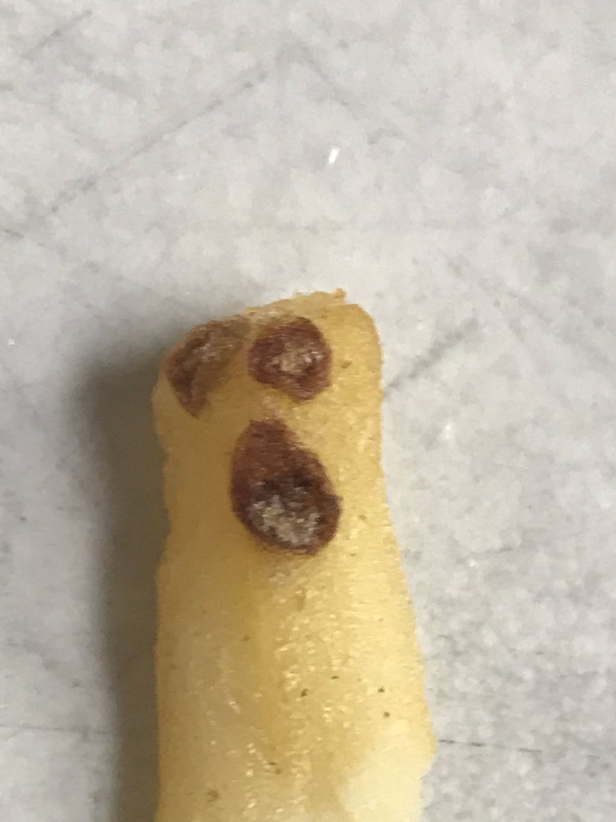 kev_strong's tweet photo. I was happily eating my chips when I noticed this one looking sad and silently screaming.  Frankly, it ruined my dinner.   #screamingfood #sadchip https://t.co/5wZay0WcDA