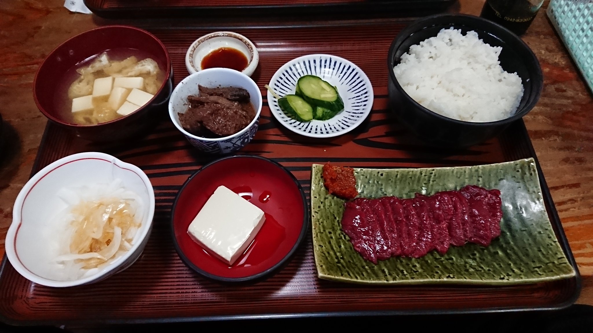 Mszm 07 12 福島県河沼郡の会津坂下町にある 坂下ドライブイン で夕食 新鮮な馬肉がリーズナブルに食べられる有名店 桜さしみ定食 ロース を注文 馬刺しが見た目よりボリュームあって これで10円はかなり安い 桜肉の煮込みも