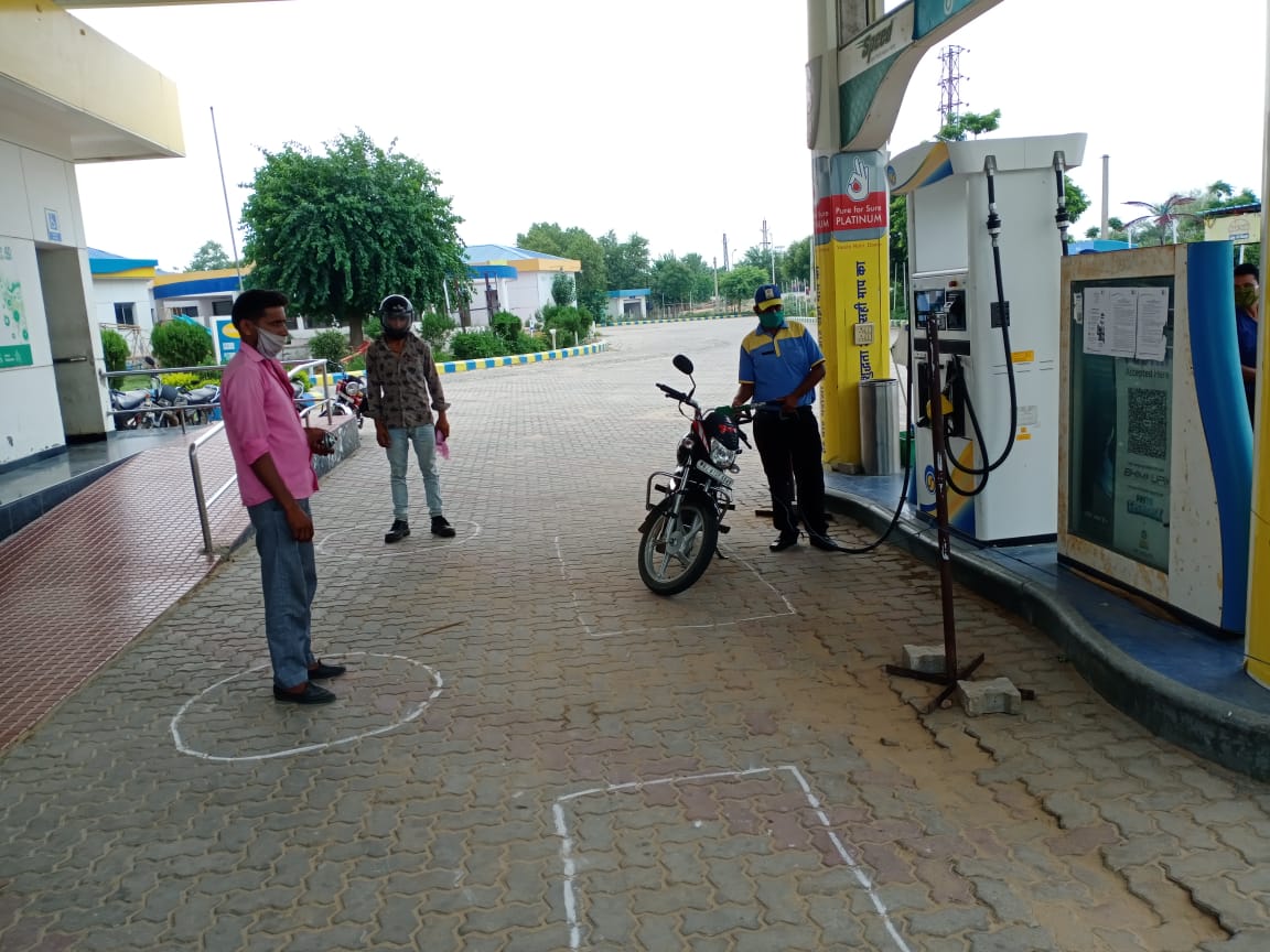 Mahesh_Verma_JP's tweet photo. BP-Sargoth: 16.07.20 - Customers Vehicle fuelling with Social distancing and with mask wearing by DSM and Customer at our COCO on NH-11. https://t.co/79sGWMHFUF