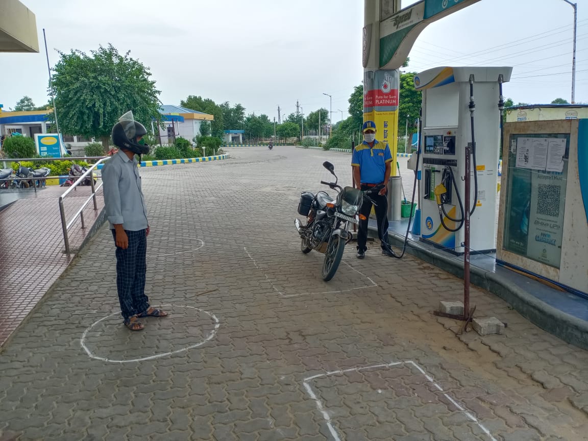 Mahesh_Verma_JP's tweet photo. BP-Sargoth: 16.07.20 - Customers Vehicle fuelling with Social distancing and with mask wearing by DSM and Customer at our COCO on NH-11. https://t.co/79sGWMHFUF