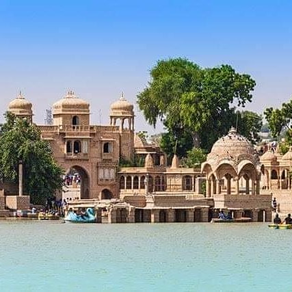 HistoryofIndia0's tweet photo. Gadisar Lake is a man-made lake that was built during 1400 AD by the first king of Jaisalmer, Raja Rawal Jaisal. It was later revamped during the then rule of Maharwal Gadsi Singh. 

#historywolrd #indianhistory #gadisarlake #indiantour #oldhistory #historichomes #indian https://t.co/N39q3Q4L7I