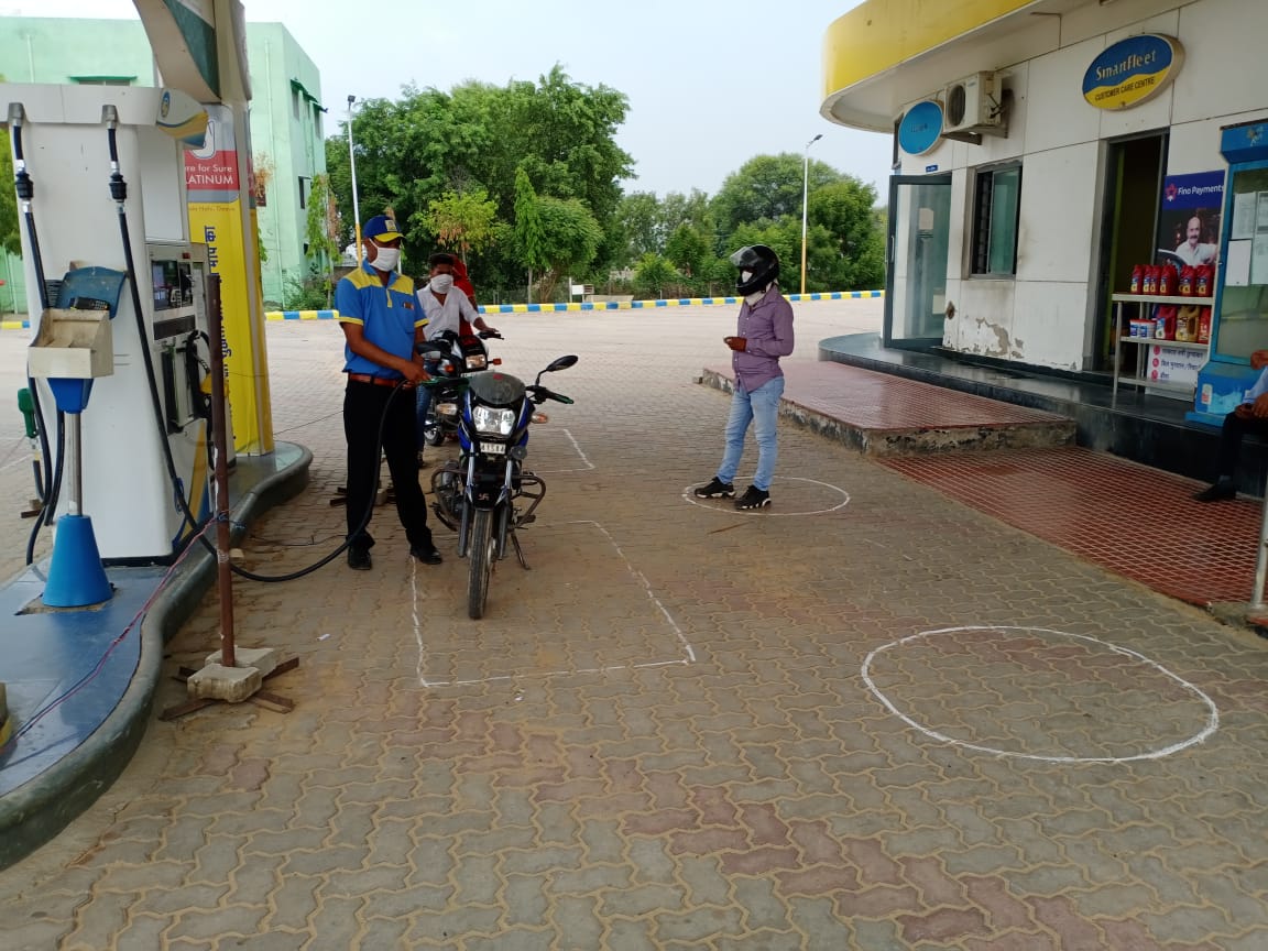 Mahesh_Verma_JP's tweet photo. BP-Sargoth: 16.07.20 - Customers Vehicle fuelling with Social distancing and with mask wearing by DSM and Customer at our COCO on NH-11. https://t.co/79sGWMHFUF