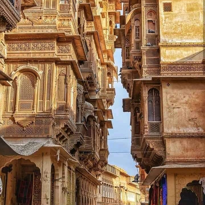 HistoryofIndia0's tweet photo. Gadisar Lake is a man-made lake that was built during 1400 AD by the first king of Jaisalmer, Raja Rawal Jaisal. It was later revamped during the then rule of Maharwal Gadsi Singh. 

#historywolrd #indianhistory #gadisarlake #indiantour #oldhistory #historichomes #indian https://t.co/N39q3Q4L7I
