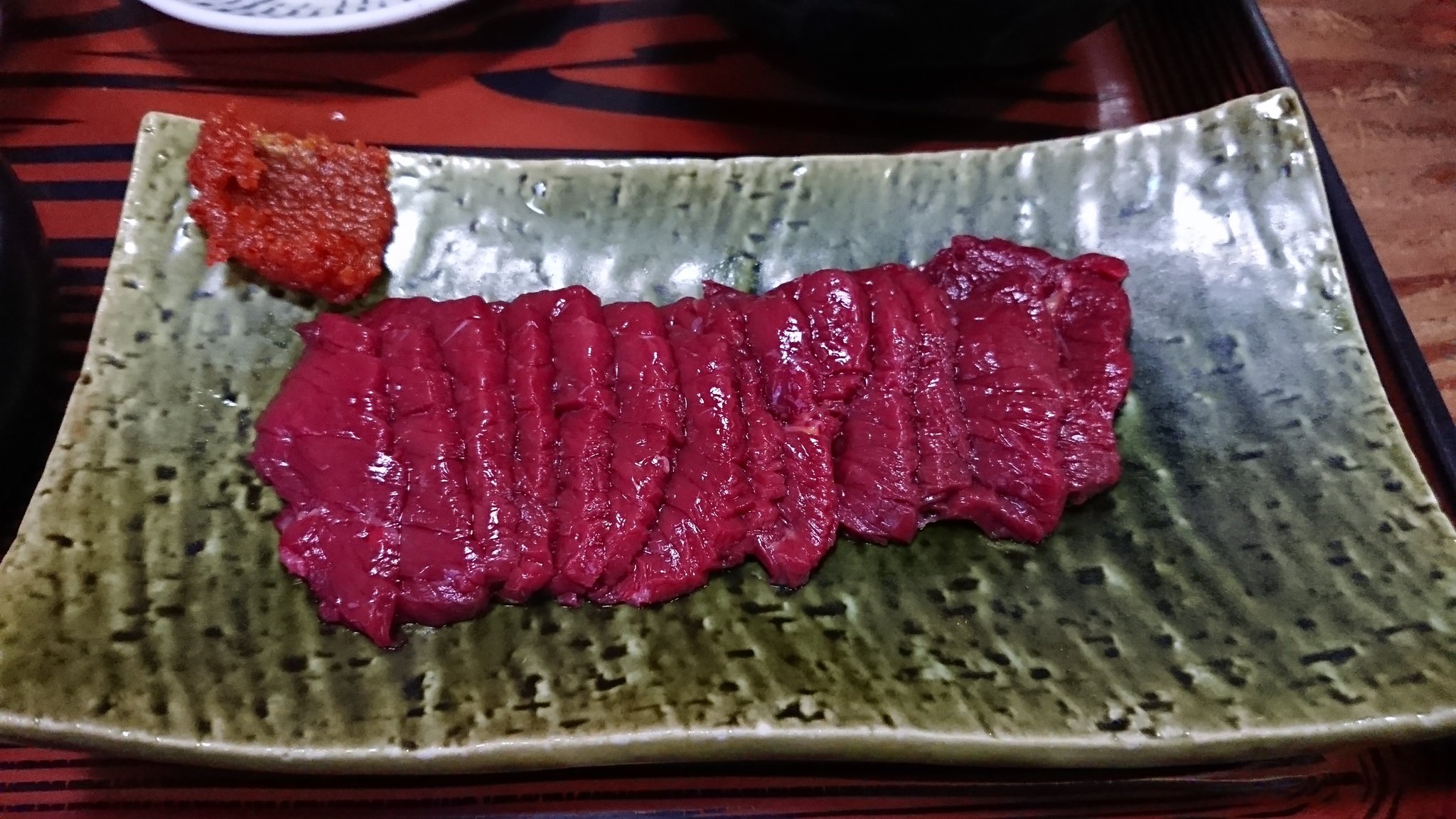 Mszm 07 12 福島県河沼郡の会津坂下町にある 坂下ドライブイン で夕食 新鮮な馬肉がリーズナブルに食べられる有名店 桜さしみ定食 ロース を注文 馬刺しが見た目よりボリュームあって これで10円はかなり安い 桜肉の煮込みも