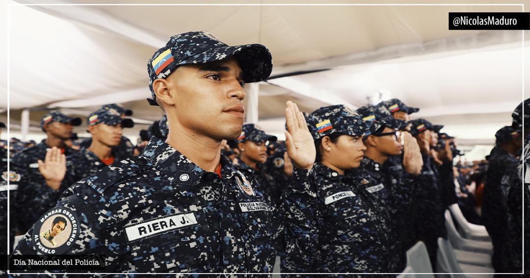 ¡Feliz Día Nacional del Policía! Felicito a los hombres y mujeres que sirven a la Patria cumpliendo la noble labor de ser Policía, tienen ustedes la tarea de avanzar en la construcción de una sociedad de Paz. Cuenten con mi apoyo para formar un cuerpo policial del más alto nivel.