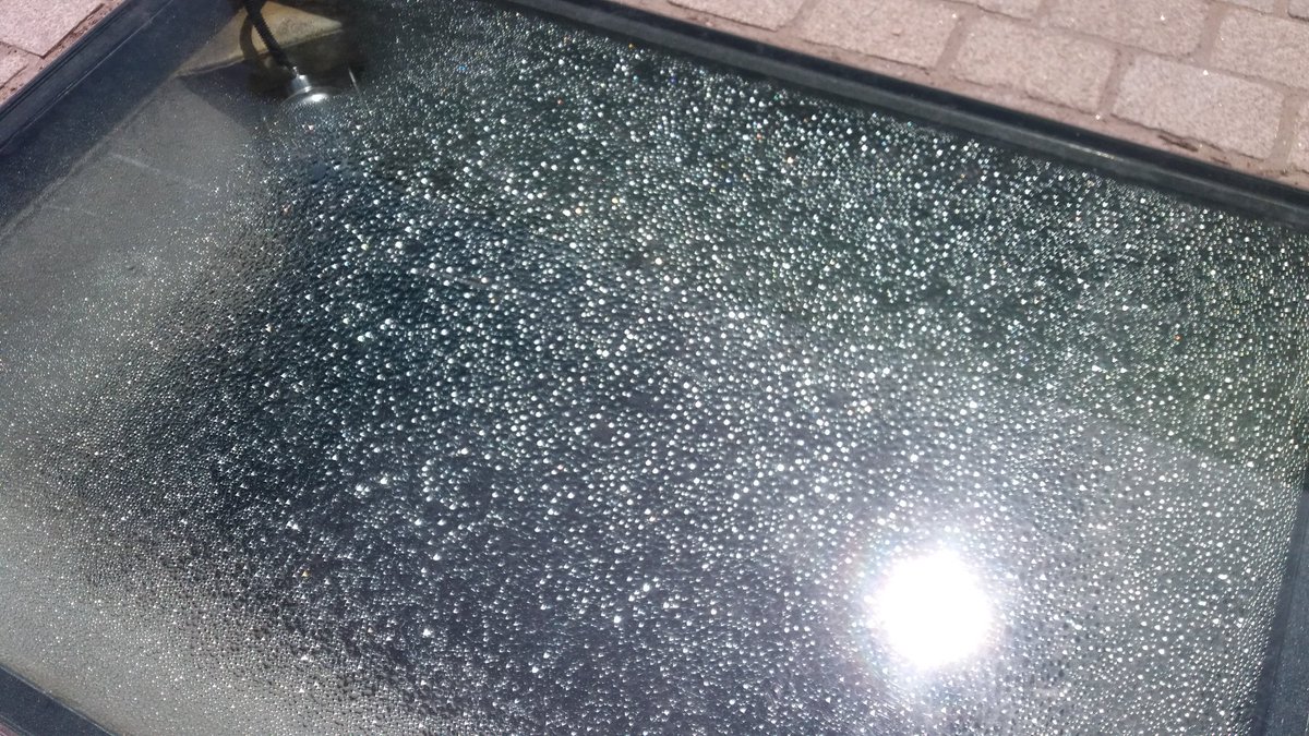 RiantesR's tweet photo. Quand tu oublies ce phénomène rarissime appelé #condensation. Soubassements (ou on sait pas on voit pas) de l église St-Cornély de #Carnac admirablement mis en valeur (et en voie de desagregation puisque gutta cavat lapidem, dit-on!!!). https://t.co/0gik6VRv9h