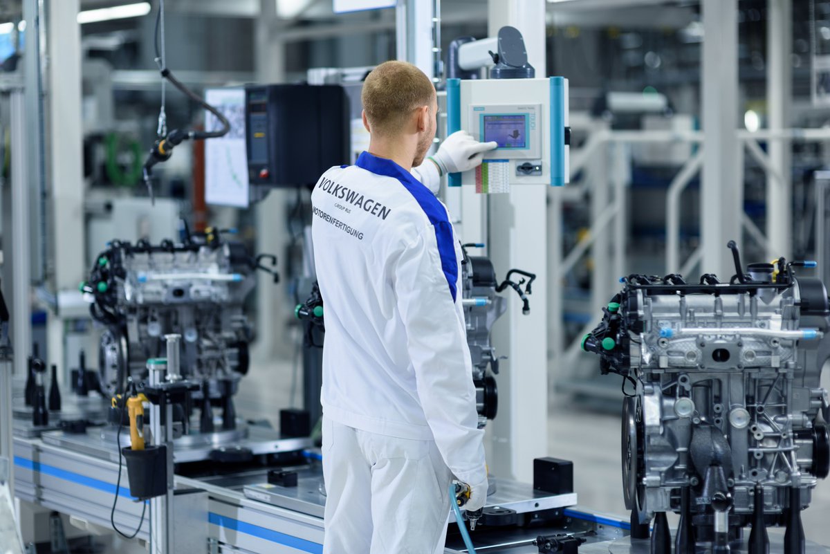 ARDKR_Eng's tweet photo. 👆Volkswagen Group Rus Celebrates Production of 600,000th Engine at the Kaluga Plant https://t.co/OlpBETa6F2 

#arrko #kalugaregion https://t.co/41WKZewmDK