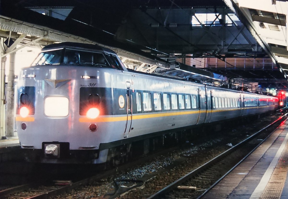 スキー修学旅行の繁忙期に突入し、日根野電車区に貸し出された出雲運転区のやくも号用381系が、なんと❗長野まで入線し、まさか長野駅で特急やくも号が見れるとは思っていませんでした。最初で最後1回きりの珍事でした。今は亡き長野駅の１番線からのバルブです。
#381系