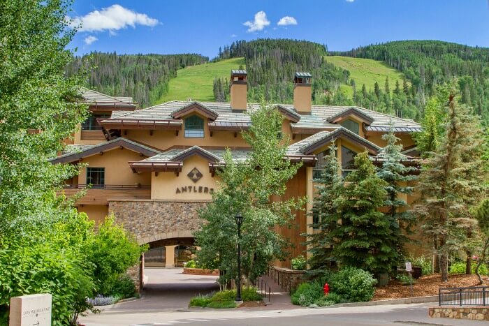 dianarowe's tweet photo. Say hello to your new BFF hotel @AntlersVail w/ condos ranging from studio suites to 4 bedrooms! Say yes to family & pets & all sorts of Colorado #vailsummer mountain fun #hosted #wearecotravel #discovervail #vailfamilytravel https://t.co/vUajdSQ46T via @thehotelscoop https://t.co/RHfcPl0wA7