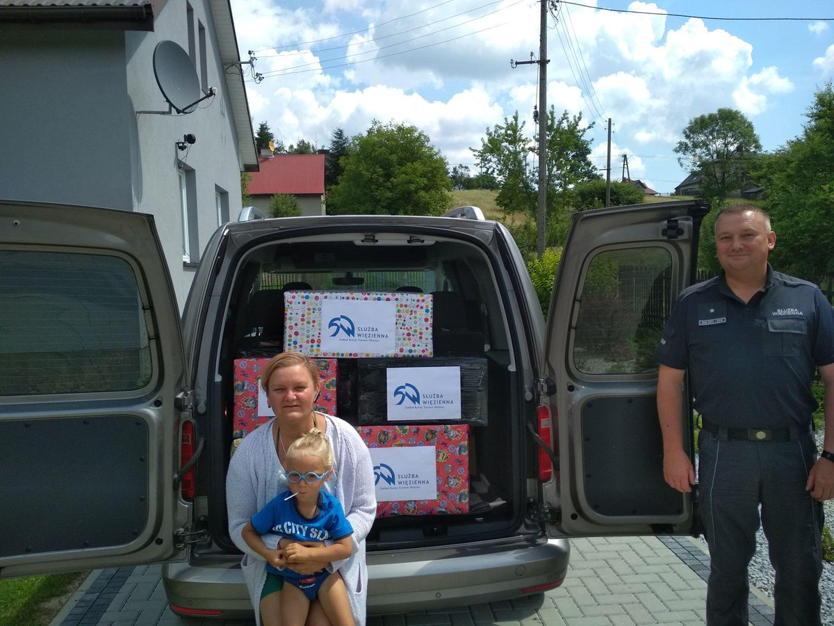 Funkcjonariusze z zakładu karnego w Tarnowie Mościcach zrobili dzieciakom z Rodzinnego Domu Dziecka w miejscowości Stara Wieś niemałą niespodziankę🎁. Pudła z kolorowymi zabawkami i ubrankami już czekają na rozpakowanie👮👮‍♀️👍👏 
sw.gov.pl/aktualnosc/okr…