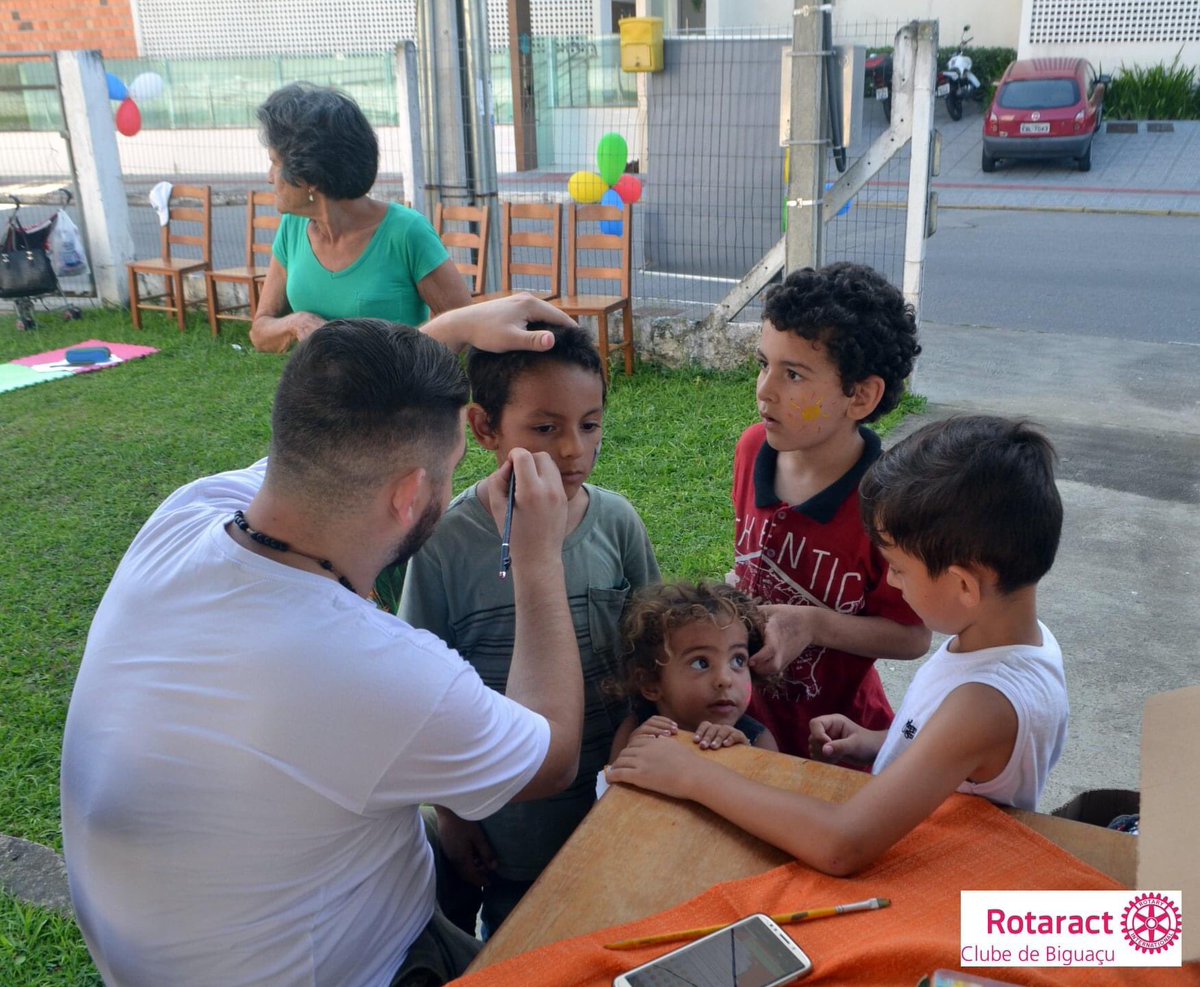 rctbiguacu's tweet photo. Bom dia Pessoal , Hoje é dia de ???
#Tbt
Hoje é dia de #TBT e nada como escolher um daqueles que transborda nossos corações. Nosso companheiro @michelzinhobarbeiro fazendo pinturas faciais nas crianças no ROTAFEST ❤️
#rotaract #rotaractbrasil #rotafest #distrito4652 https://t.co/iCNJrXTIjN
