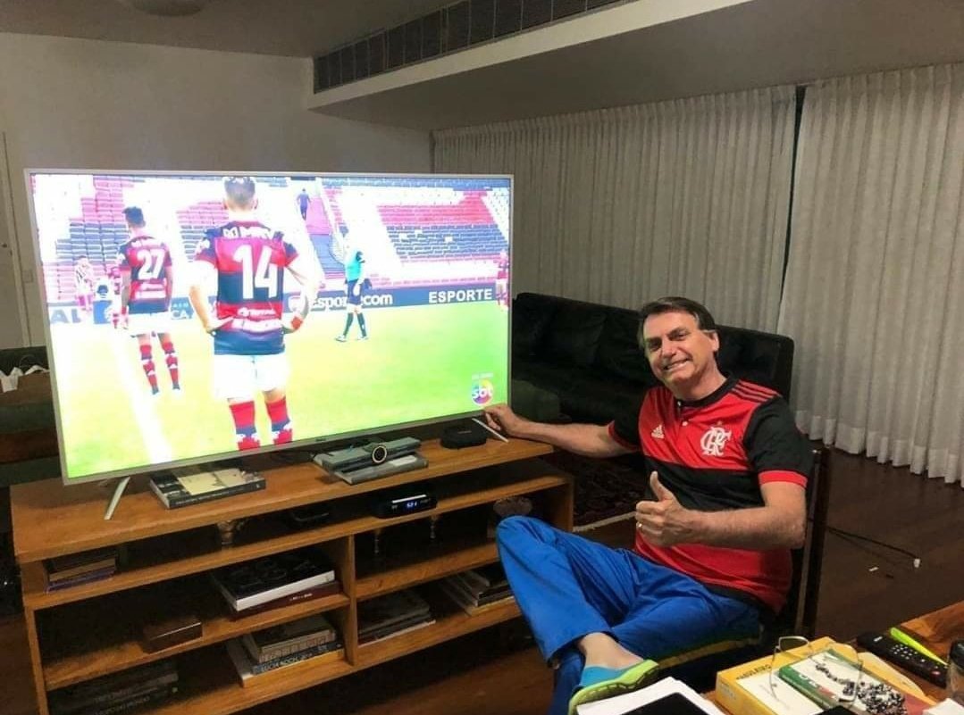 enzocastelli0's tweet photo. Primeiro que nem flamenguista esse idiota do presidente é! Segundo que sobre as mais de 70 mil mortes de coronavírus ele não dá um pio! #Bolsonaro171 #BolsonaroVaiCair https://t.co/Q4AZUGjuZZ