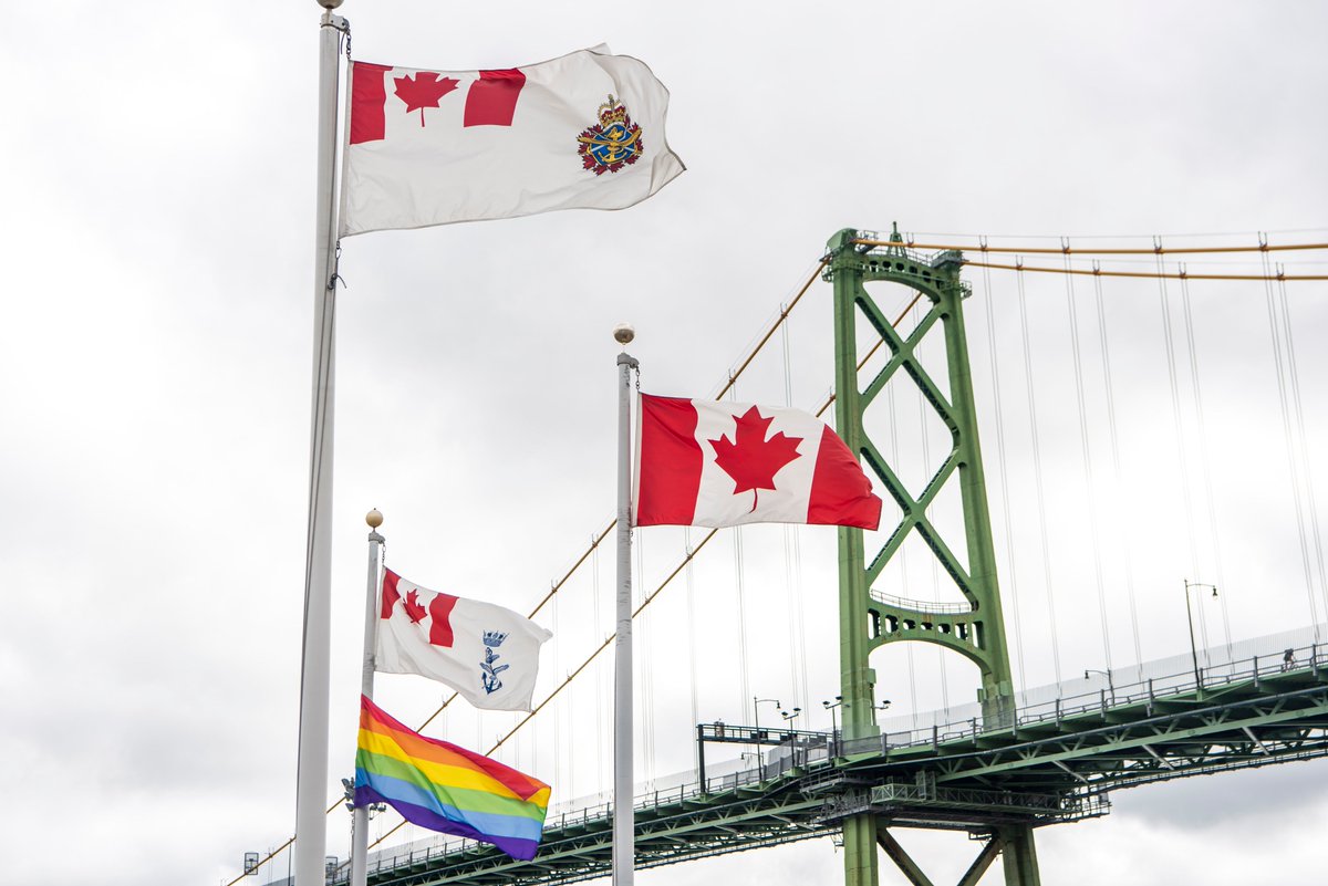 MRC_FMARA's tweet photo. Bonne semaine de la fierté! Les FMAR(A) et la Flotte canadienne de l’Atlantique sont fières de hisser le drapeau de la fierté à l’#ArsenalCSM Halifax pour la Semaine de la fierté. La @MarineRoyaleCan et les @ForcesCanada sont fières de promouvoir la diversité et l’inclusion!  🏳️‍🌈 https://t.co/uuBl3QKhFM