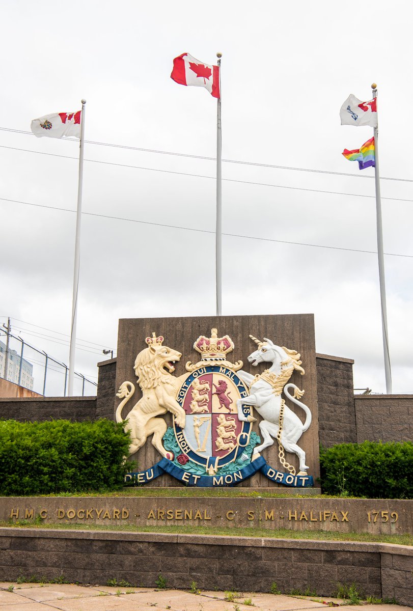 MRC_FMARA's tweet photo. Bonne semaine de la fierté! Les FMAR(A) et la Flotte canadienne de l’Atlantique sont fières de hisser le drapeau de la fierté à l’#ArsenalCSM Halifax pour la Semaine de la fierté. La @MarineRoyaleCan et les @ForcesCanada sont fières de promouvoir la diversité et l’inclusion!  🏳️‍🌈 https://t.co/uuBl3QKhFM