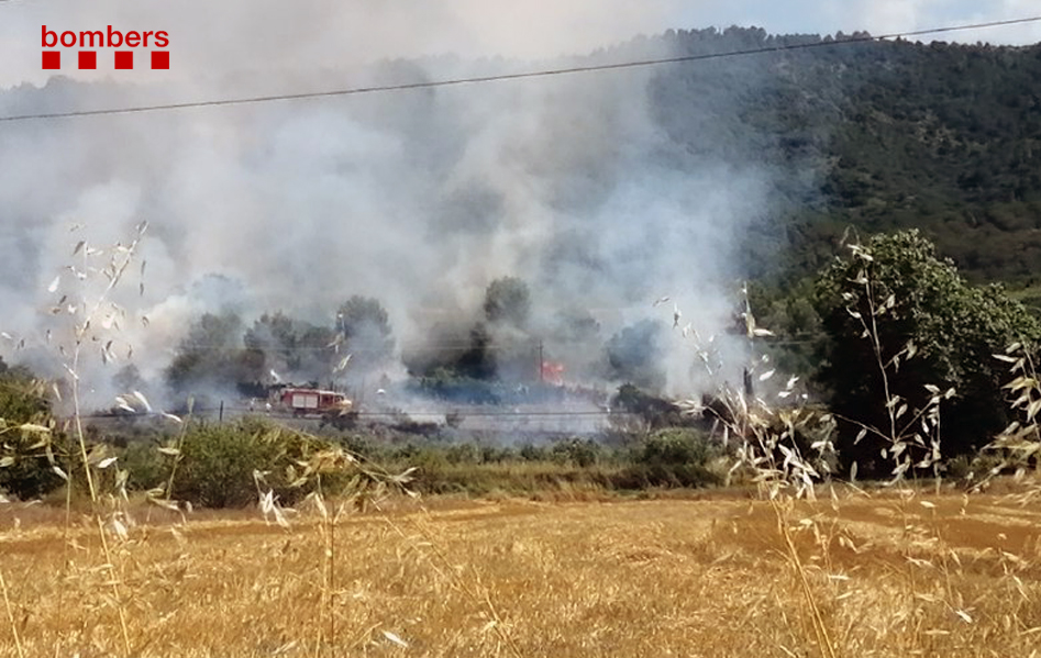 bomberscat's tweet photo. Foc en una zona arbrada i a prop de cases a l'Espluga de Francolí (avís 15.35 h) Ataquem amb 9 dotacions de #bomberscat, 3 d'elles aèries #MAER https://t.co/7Z6awHnrUu