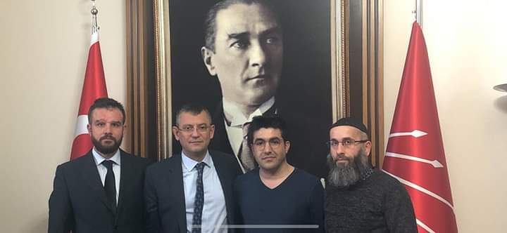 Meryemce571's tweet photo. At İzinin İt İzine Karıştığı Bir Dönemdeyiz.

Her Sarıklıyı Hoca, Her Sakallıyı Müslüman Sanmayın..!

Her Kim Erdoğanı Aşağılıyor, Hakaret Ediyorsa Soluğu CHP'de Alıyor.

Böyle Siyaset, Böyle Muhalefet Olmaz Olsun.
Böyle Gazi Olmaz Olsun.
Hani Toplanan Paralar Verilmemişti? https://t.co/RAFcWchEH6