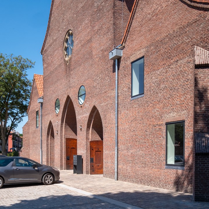 WijnenArch's tweet photo. De 12 woningen in de Heilig Hartenkerk zijn in gebruik genomen! Hiermee krijgt de prachtig gerestaureerde kerk weer de centrale rol in de wijk terug die het altijd heeft gehad. Met dank aan: @BonthVanHulten @VandeVenBouw @houtmanensander @ErfgoedSHBosch 
https://t.co/OdvTB7RFD2 https://t.co/lu7TosZBwd