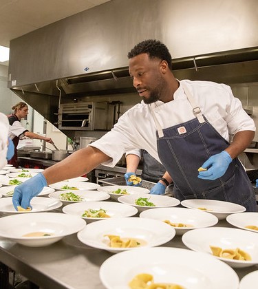 RWCFUSA's tweet photo. We’re honored to support second round #RWCF #COVID19 #EmergencyRelief grantee @1BigTable
Learn more about this resource providing ongoing support & referrals for restaurant workers experiencing poverty, mental health & substance abuse challenges. https://t.co/6gWpEPShEa https://t.co/JENYHiOPZ1