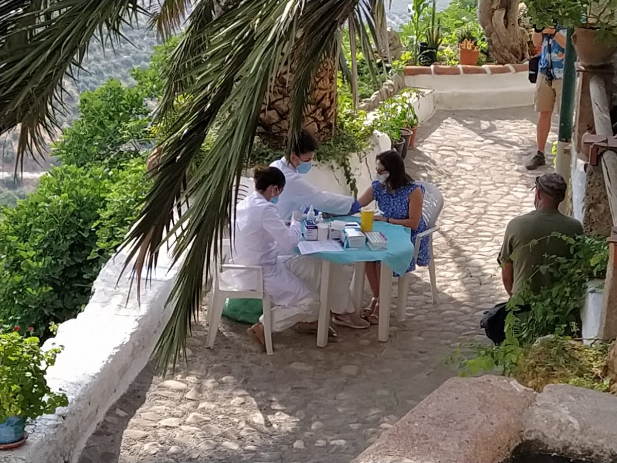 HMHOSPITALES's tweet photo. HM Hospitales continua acompañando al equipo de @JesusCalleja en la grabación de un nuevo capítulo de 'Volando voy' en Segura de la Sierra (Jaén).
Los profesionales de #HMSanFrancisco y #HMRegla aseguran la salud del equipo y de los vecinos.
https://t.co/M91VVeyYWw
#seguridad https://t.co/QwYuejkm3S