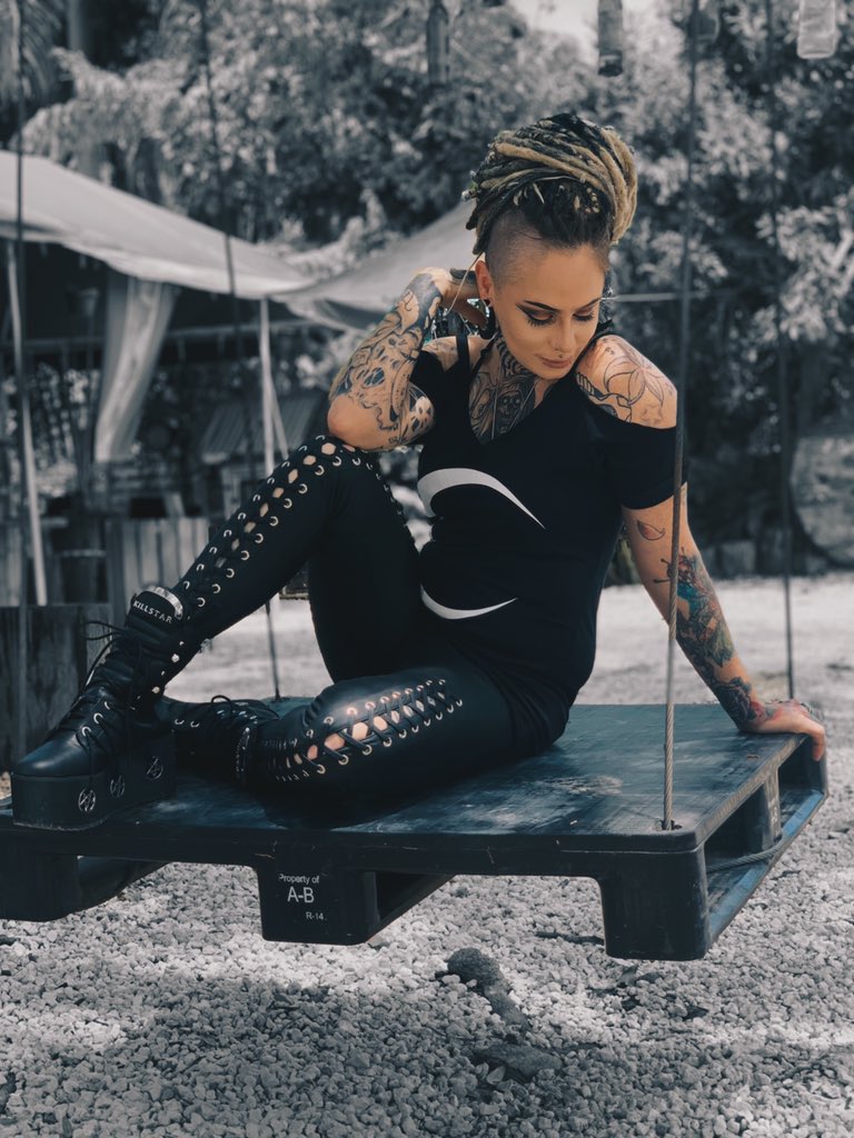 DesdeMona Catherine tweet media