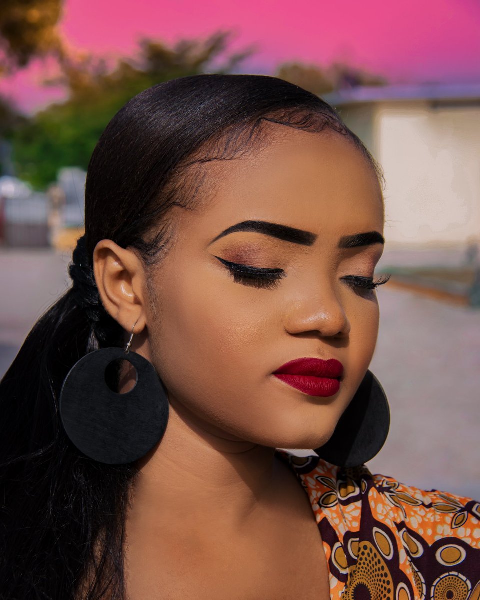 Amarchenry's tweet photo. Muse: @AdelineMetayer
MUA: @Ezmakeuphaiti
📸: @Amarchenry
*
*
*
#portrait #portraitmood #Neon #haitiangirl #africandress #beautiful #shine #girlpower #caribeangirl #antoinemarchenry #elseñorcliclac
#YSB https://t.co/j9G3SiB9rA