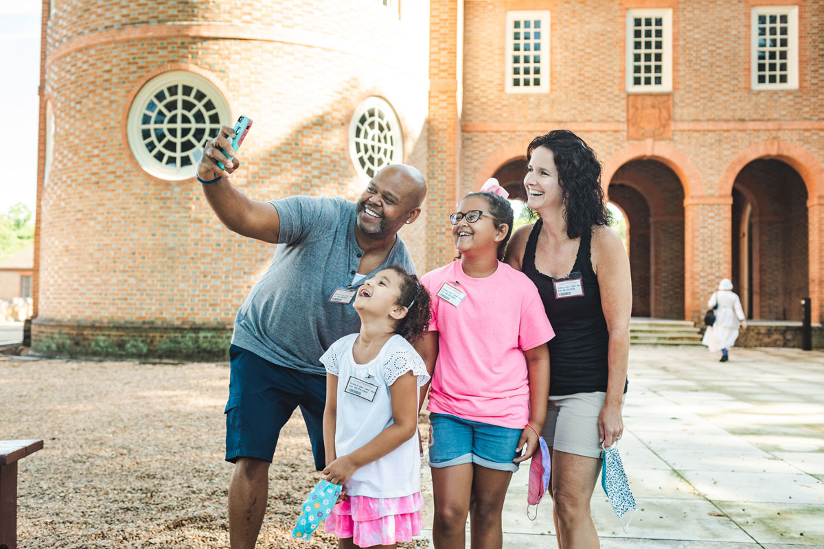 colonialwmsburg's tweet photo. We love seeing your favorite photo spots throughout the Historic Area &amp; Art Museums of Colonial Williamsburg! During your next visit, be sure to stop and capture memories — social distancing style, of course! #SummerSolved 

8 Photo-Ops Not to Miss: https://t.co/UBGAsZrvHu https://t.co/42DGHat0uG