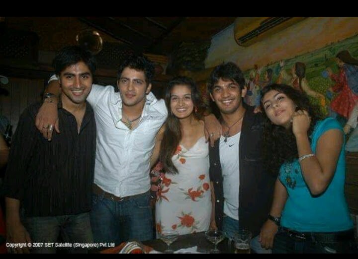 namrata_3198's tweet photo. Want this unions again. ....
#WeWantLeftRightLeftZoomReunion #LeftRightLeft
@iwmbuzz @tellychakkar @indiaforums @PinkvillaTelly @SBSABPNews https://t.co/XiQg1cOWSJ