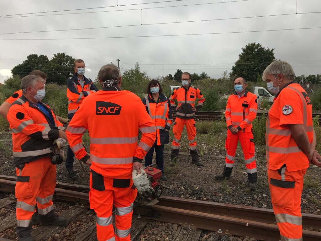 s_chapiron's tweet photo. Tournée Infrapole #HautePicardie Rencontre avec les agents voie, SE, circulation du secteur de Longueau et l’encadrement. #Sécurité mesures sanitaires #COVID__19 Projet d’entreprise #TousSncf au cœur des échanges. Respect #Gestesbarrieres 
⁦@SNCFReseau⁩ ⁦@GroupeSNCF⁩ https://t.co/OPrjDXTll5