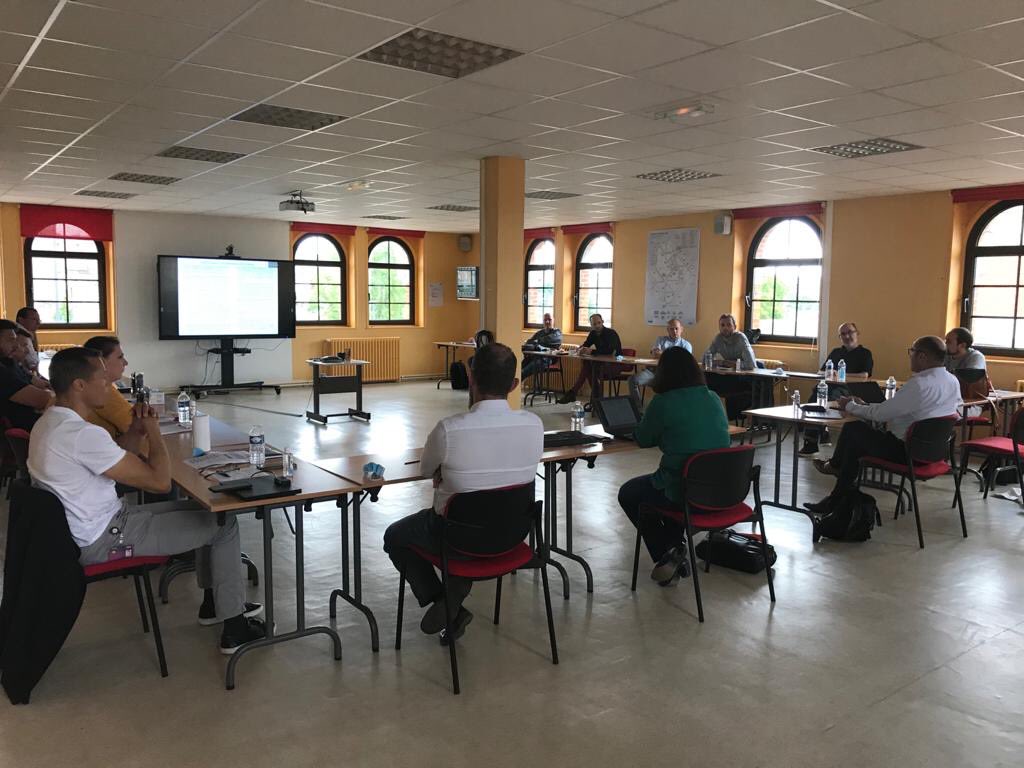s_chapiron's tweet photo. Tournée Infrapole #HautePicardie Rencontre avec les agents voie, SE, circulation du secteur de Longueau et l’encadrement. #Sécurité mesures sanitaires #COVID__19 Projet d’entreprise #TousSncf au cœur des échanges. Respect #Gestesbarrieres 
⁦@SNCFReseau⁩ ⁦@GroupeSNCF⁩ https://t.co/OPrjDXTll5