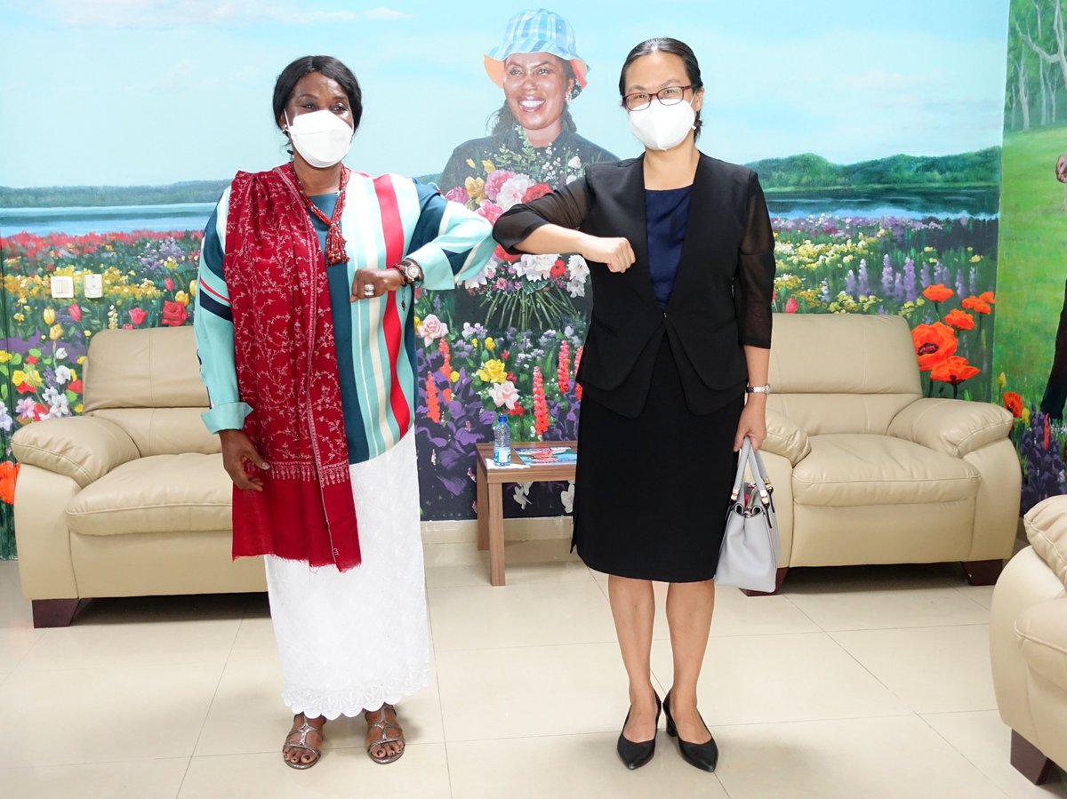 EmbChinaGE's tweet image. Hoy la Embajadora Qi Mei entregó a la Primera Dama Dña. Constancia Mangue materiales sanitarios que donó en nombre del gobierno chino la Sra. Peng Liyuan, esposa del Presidente chino. Esperamos que los materiales ayuden a mujeres, niños y jóvenes de G.E. a luchar contra #COVID19.