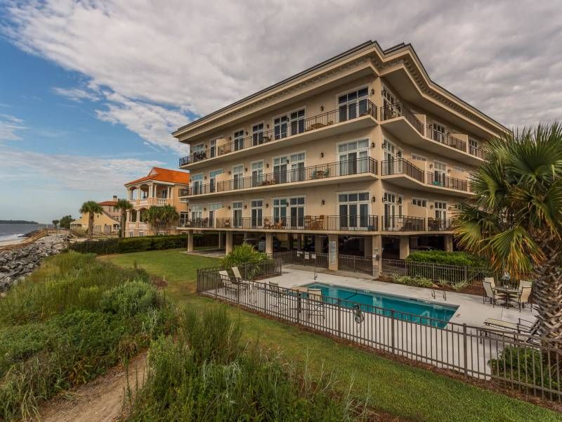 Listen to the waves while relaxing by the pool.  Yes please!  buff.ly/2JDTVZT