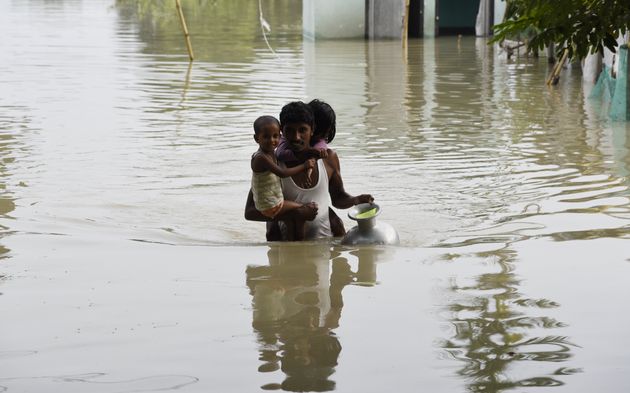 bora_jahnabi's tweet photo. #AssamFloods2020
#AssamIsDrowning #AssamNeedsHelp  #PrayforAssam
As of 16th of July, 2020,
Deaths: 68
People Affected: 48 Lakh 
Districts Affected: 30
Covid related deaths: 48 
Floods have taken more lives in #Assam than a pandemic. Help us.
Image courtesy: Huffington Post. https://t.co/yNFG9dprNl