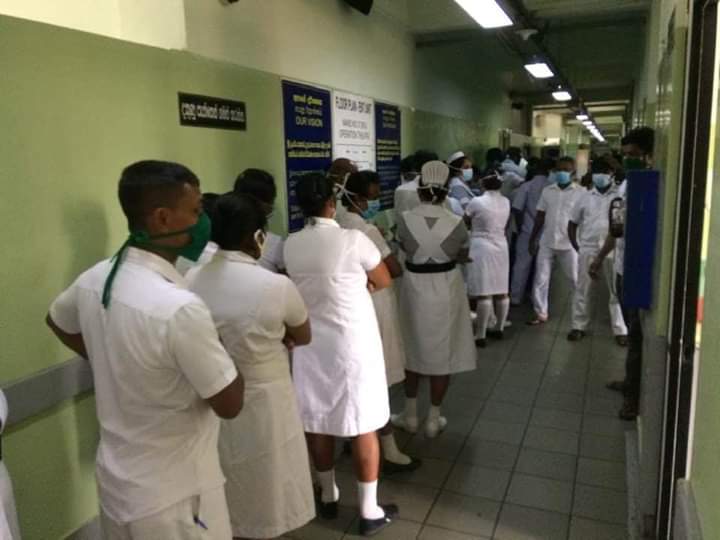 Welikumbura's tweet photo. This is healthcare workers casting their vote today at National Hospital #Colombo. If this is the procedure carried out when conducting this election; we all have a lot to worry about.

#lka #SriLanka #GenElecSL #Election2020 #COVID19SL #COVID19LK #COVID19 https://t.co/rrzaIqd4v5