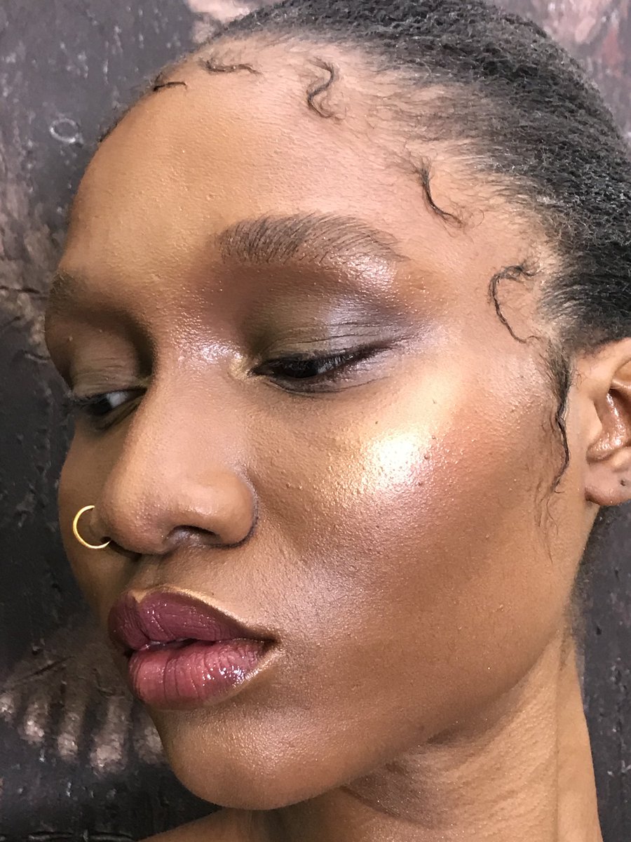 BeautyRoyale1's tweet photo. Alexa play me Skin by @BeautyRoyale1 😌
Makeup by me😎
Model @Divamaka ❤
#beautyart #beautyroyalee #beautyonthebeat #royaledidit #glow #makeup #nofilter #pink #featherybrows #smokeyeyes https://t.co/oVJkPS5LQv