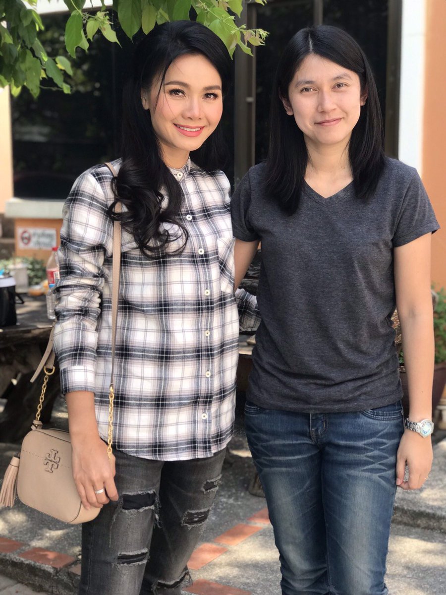 AtchaAim's tweet photo. #ต่ายอรทัย 💚
ยังมีหลายคำ
ที่ยังเน้น���้ำบอกใจว่าคึดฮอด
ยืนหน้าเวที หม่องที่ใจเคยจอด
เป็นแฟนคลับตลอดในทุกก้าวย่าง
มาฮอดมื่อนี้ ภาวะโควิดกำลังเริ่มจาง
ถ่าอยู่เด้อ คอยชื่นชมเส้นทาง
แม้ว่าซุอย่างมันสิห่างไกล

เคยได้เขียนเพลงให้เอื้อยได้ฮ้อง
น้องกะดีใจคัก
#คำสัญญาที่คิดฮอด https://t.co/9HnPC6s8aS
