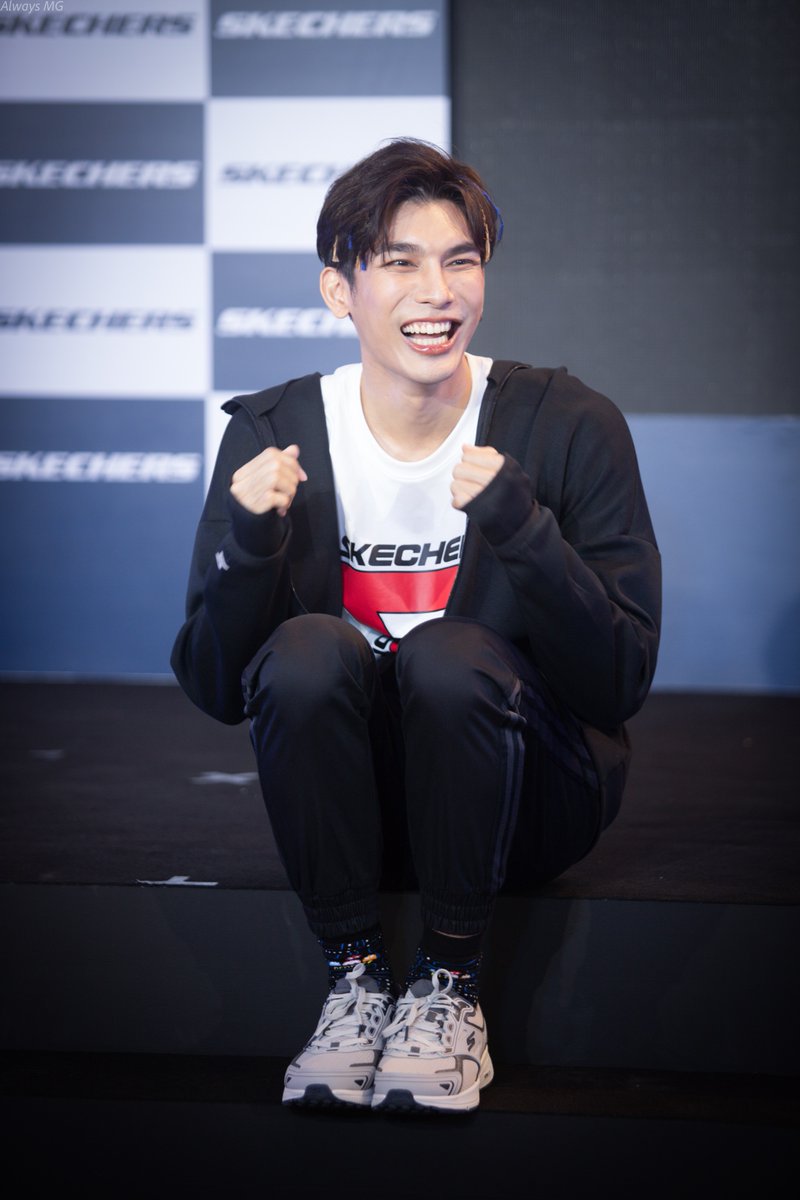 AsAlways_21's tweet photo. เหนื่อยมั้ย นั่งในใจเค้า 

 💖

 #MEWxSKECHERS https://t.co/uacGXKDbm5