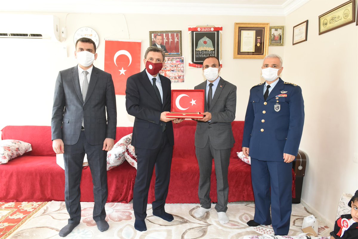 batmanvaliligi's tweet photo. 15 Temmuz Şehidimizin Diploması Ailesine Gönderildi
https://t.co/GV41OcGxcX https://t.co/iUscaLkgqo