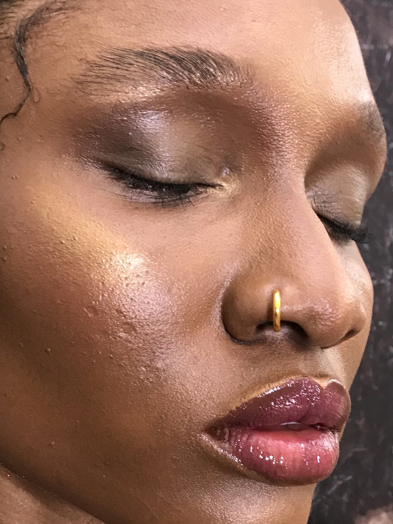 BeautyRoyale1's tweet photo. Alexa play me Skin by @BeautyRoyale1 😌
Makeup by me😎
Model @Divamaka ❤
#beautyart #beautyroyalee #beautyonthebeat #royaledidit #glow #makeup #nofilter #pink #featherybrows #smokeyeyes https://t.co/oVJkPS5LQv