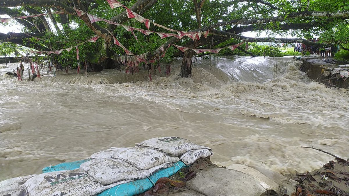 BabulMohit's tweet photo. We are drowning since ages. But there is no National media coverage. help us.. @narendramodi@PrakashJavdekar@sarbanandsonwal@himantabiswa@pradyutbordoloi@ravishndtv@RandeepHooda@_AdilHussain@akshaykumar@anuragkashyap72@AbhineetMishraa#PrayForAssam#AssamFloods#AssamFloods2020 https://t.co/DD0M85Te65