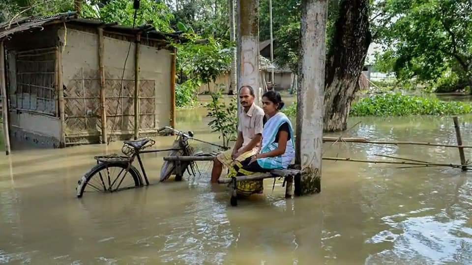 JajaborManas's tweet photo. My State Assam is now facing a devastating flood. 70+ human lives lost ,33 lakh ppl affected.We need your help.I am requesting you guys to donate generously to help the Flood affected people.  
Details in the below tweet👇
#AssamFloods 
Kindly RT &amp; Donate. 🙏🙏🙏 https://t.co/RrfayH2hg8