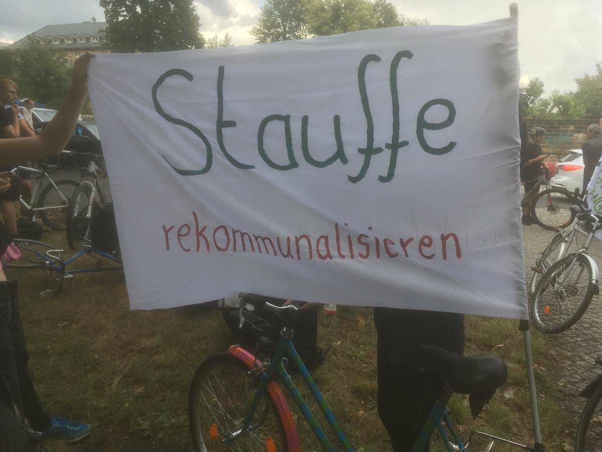 RaS_dd's tweet photo. Unsere Forderungen sind klar:
1. #MilieuschutzJETZT
2. Konsequentes Ausnutzen des städtischen #Vorkaufsrecht
3. Wirksame #Mietpreisbremse in Form #Mietendeckel
4. Abschiebungen & Zwangsräumungen Stoppen!
Gleich startet die Raddemo Richtung #PutziBleibt! #DD1607 https://t.co/A5SmHSsyF2